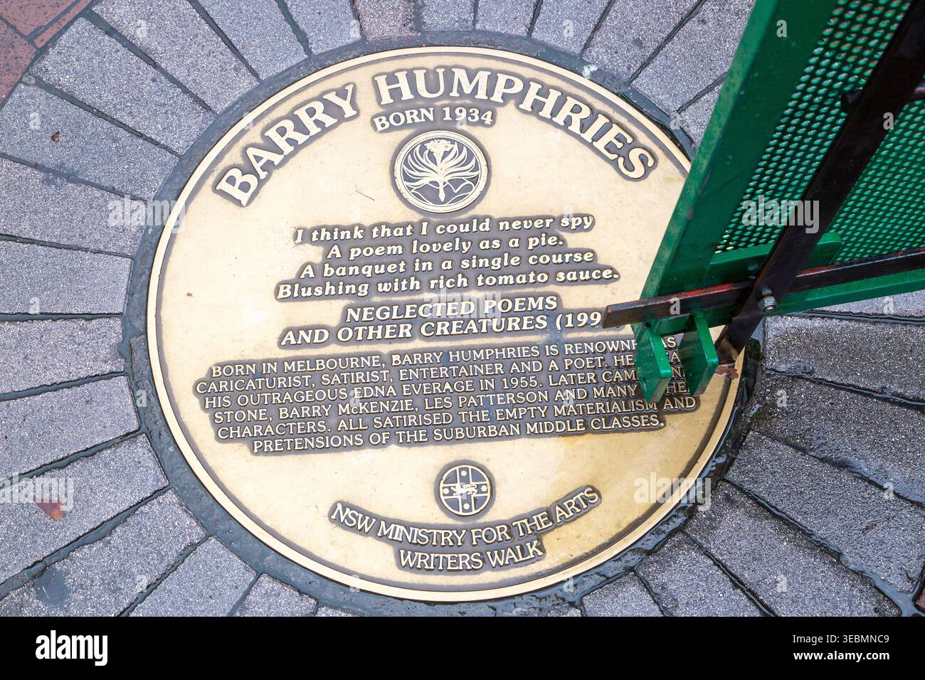 Una targa commemorativa per l'intrattenitore, satirico e poeta australiano Barry Humphries, sulla Sydney Writers Walk al Circular Quay di Sydney, New South Wales. Foto Stock