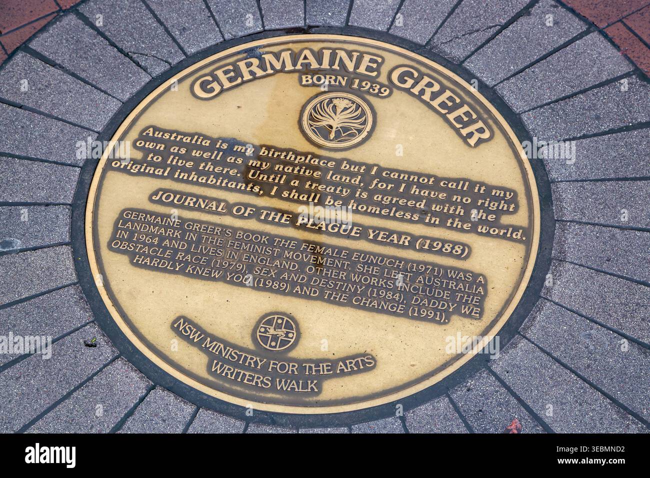 Una targa commemorativa in bronzo in onore dell'autrice australiana e icona femminista Germaine Greer, situata sulla Sydney Writers Walk a Circular Quay Foto Stock
