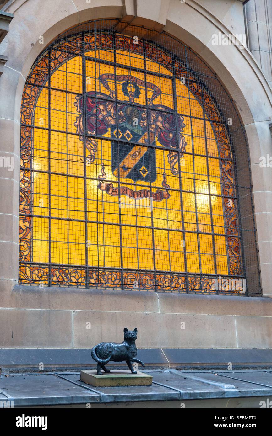 Si tratta di una statua di Trim, il famoso gatto della nave appartenente al navigatore Matthew Flinders, scolpito da John Cornwell Foto Stock