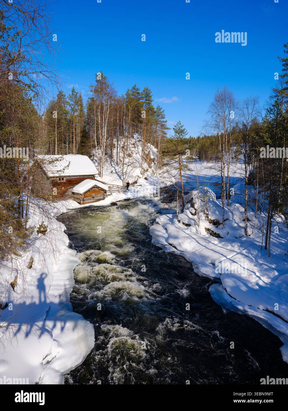 Fiume Kitkajoki vicino al mulino Myllykoski, una delle principali attrazioni del Parco Nazionale. Inverno nel Parco Nazionale di Oulanka (Oulangan kansallisp Foto Stock