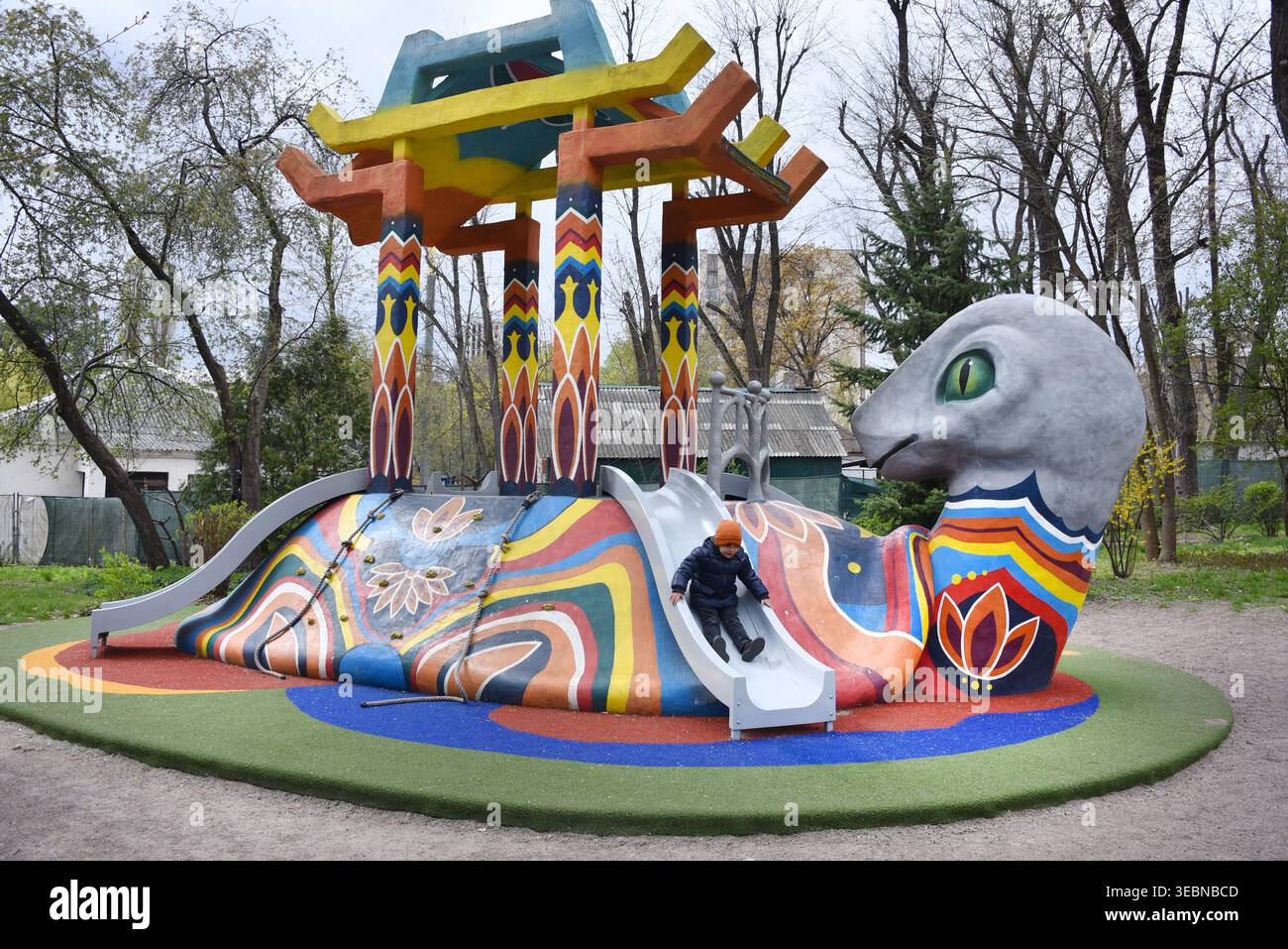 Colorato parco giochi di arte popolare con scivoli in un parco pubblico Foto Stock