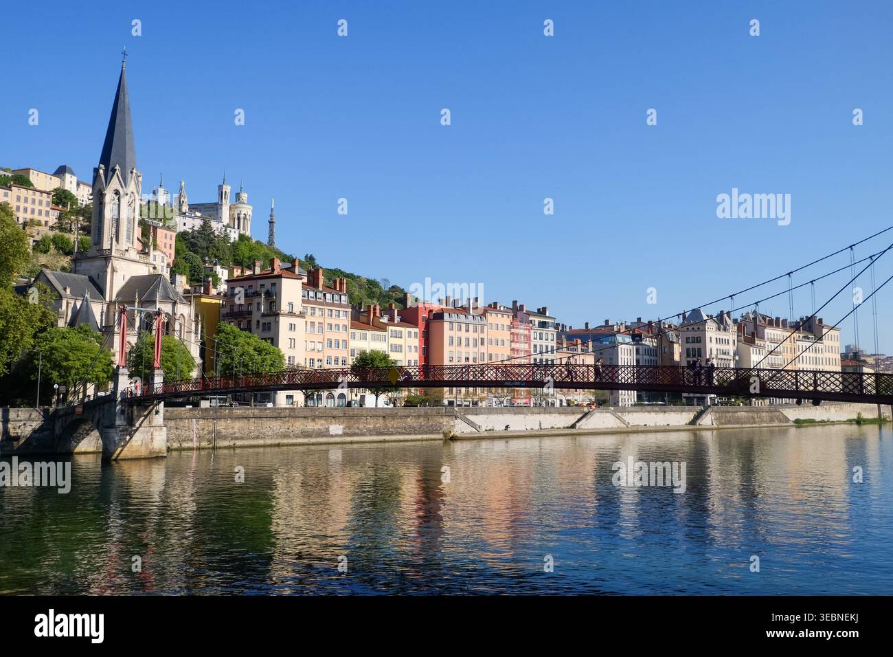Vista mattutina della passerella pedonale di Saint-Georges e della chiesa di Saint-Georges lungo il fiume Saone a Lione, Francia. Foto Stock