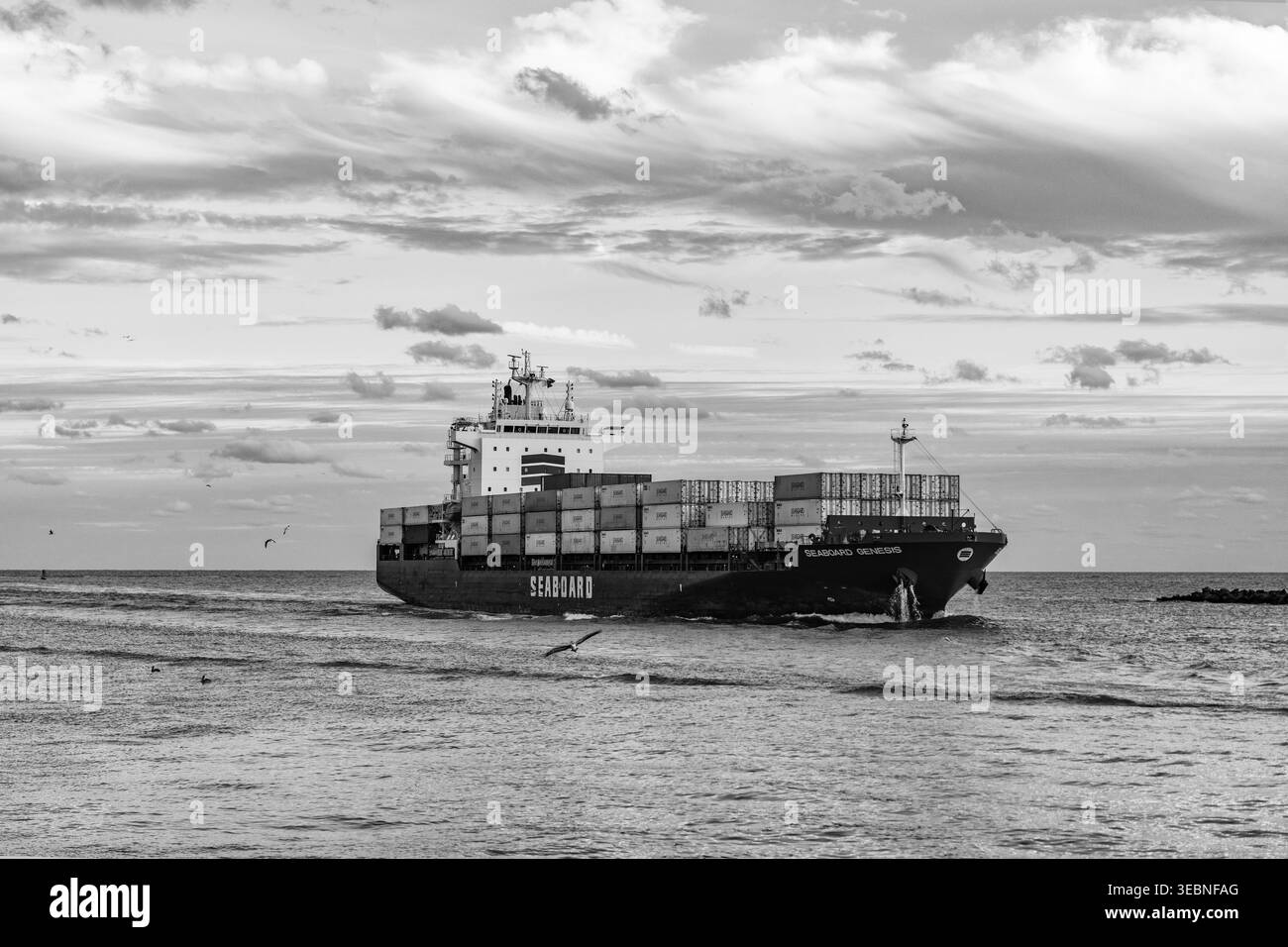 Miami, Florida, USA - 3 gennaio 2025: Nave cargo Seaboard Genesis con container a Miami. Container merci caricato su una nave da carico. Vista aerea Foto Stock