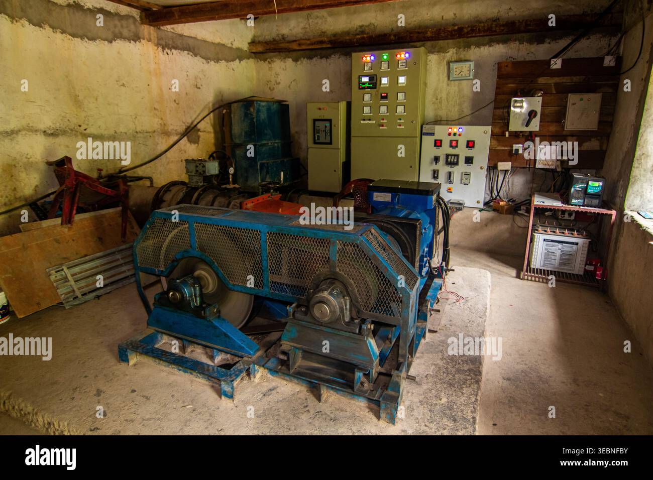 Micro Hydropower (MHP) eroga 10-100 kW di energia pulita e decentrata al Nepal rurale, illuminando le comunità remote. Foto Stock
