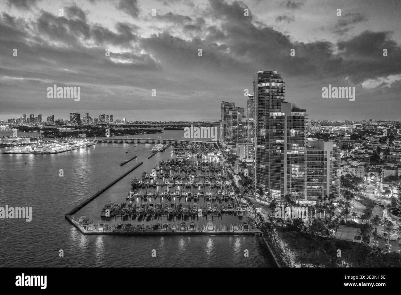 Crepuscolo sullo skyline di Miami e sul porticciolo. Yacht di lusso nel porto di Miami. Crociera al tramonto vicino ai grattacieli del centro di Miami. Vista aerea notturna di Foto Stock