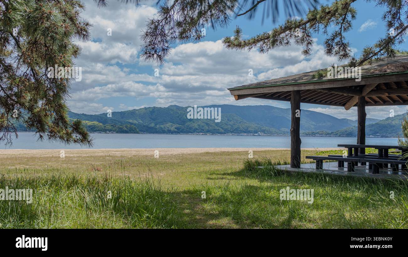 Tavolo da picnic vicino a una spiaggia di Amanohashidate preso in una giornata di primavera soleggiata senza persone. Foto Stock