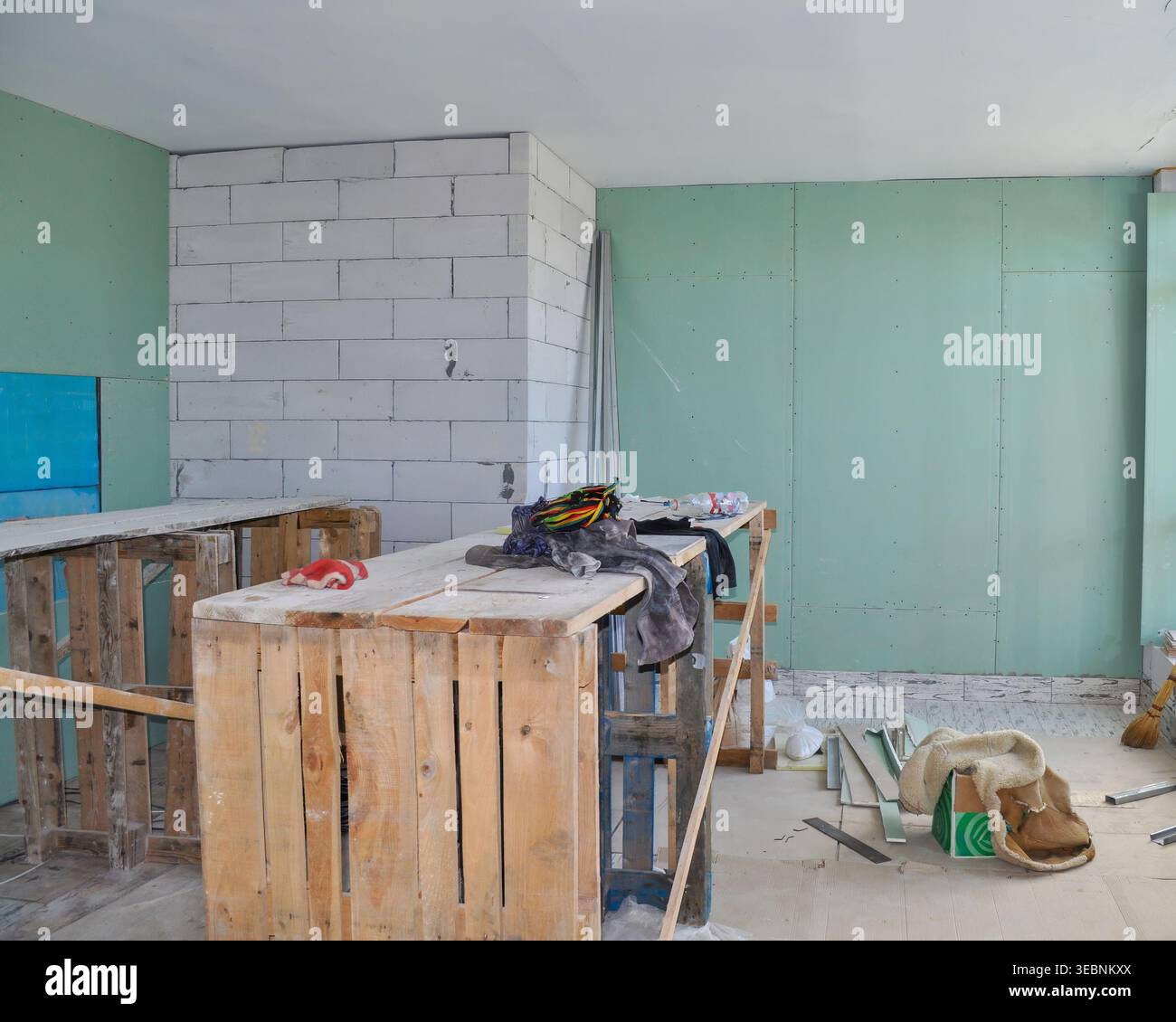 Cantiere interno con barre e pannelli a cartongesso non finiti Foto Stock