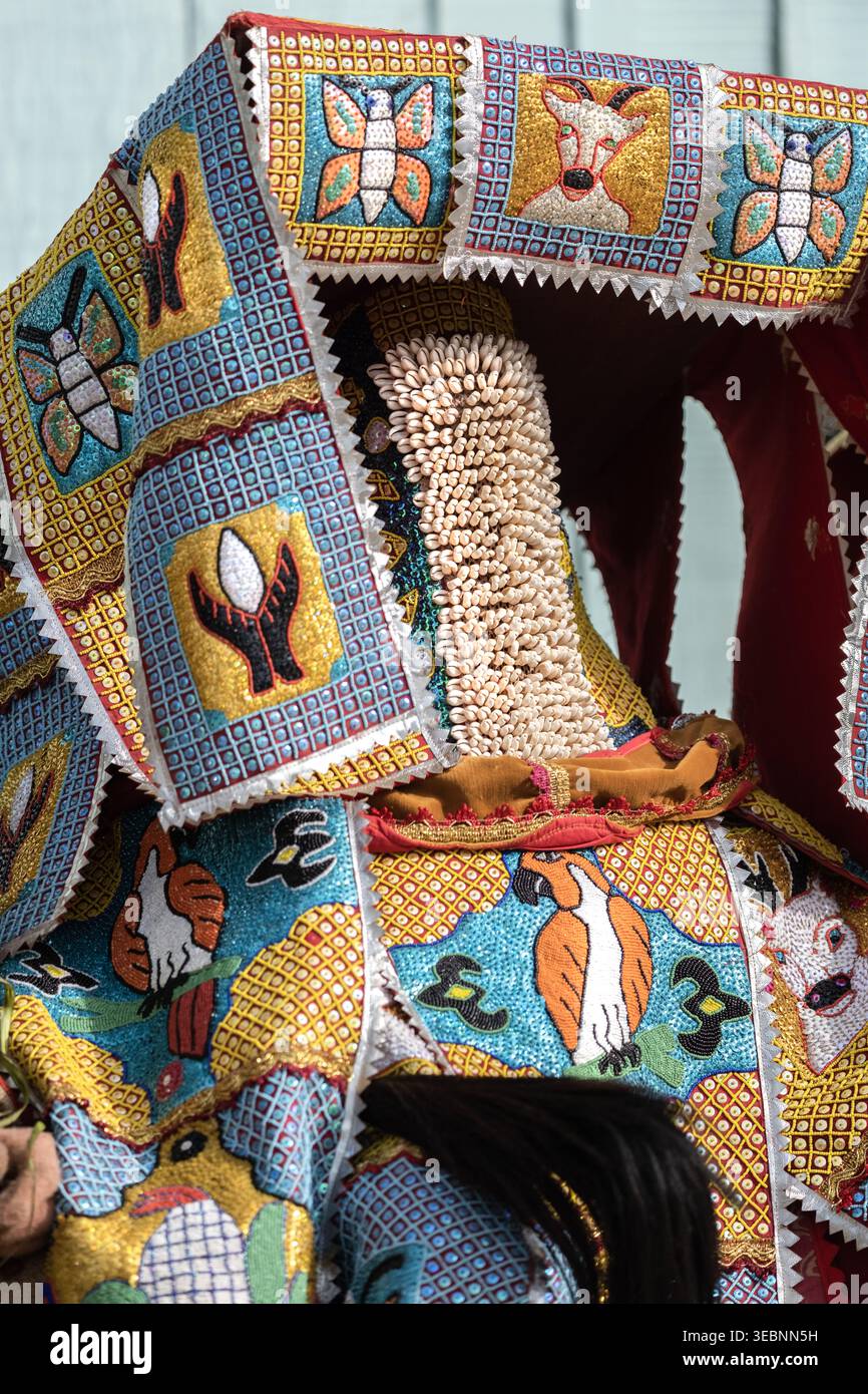 Ganviè, Benin - 14 aprile 2023: Veduta di un copricapo decorato e vibrante, decorato da ricami intricati e delicati cordoni, uno spettacolo culturale di t Foto Stock