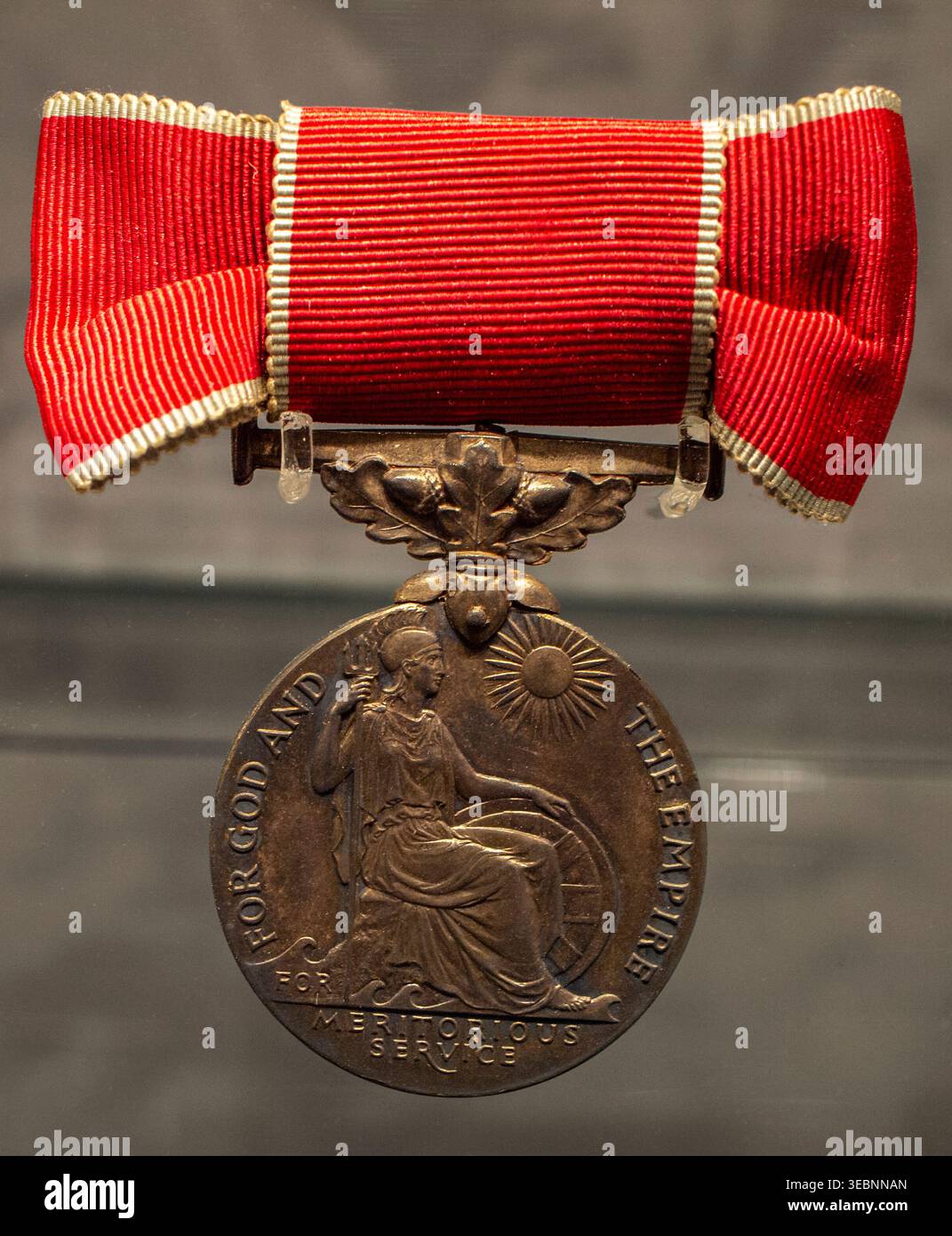 British Empire Medal (Civil Division) assegnata a Florence Attridge per il servizio meritorio durante la seconda guerra mondiale, a Chelmsford, Essex. Foto Stock