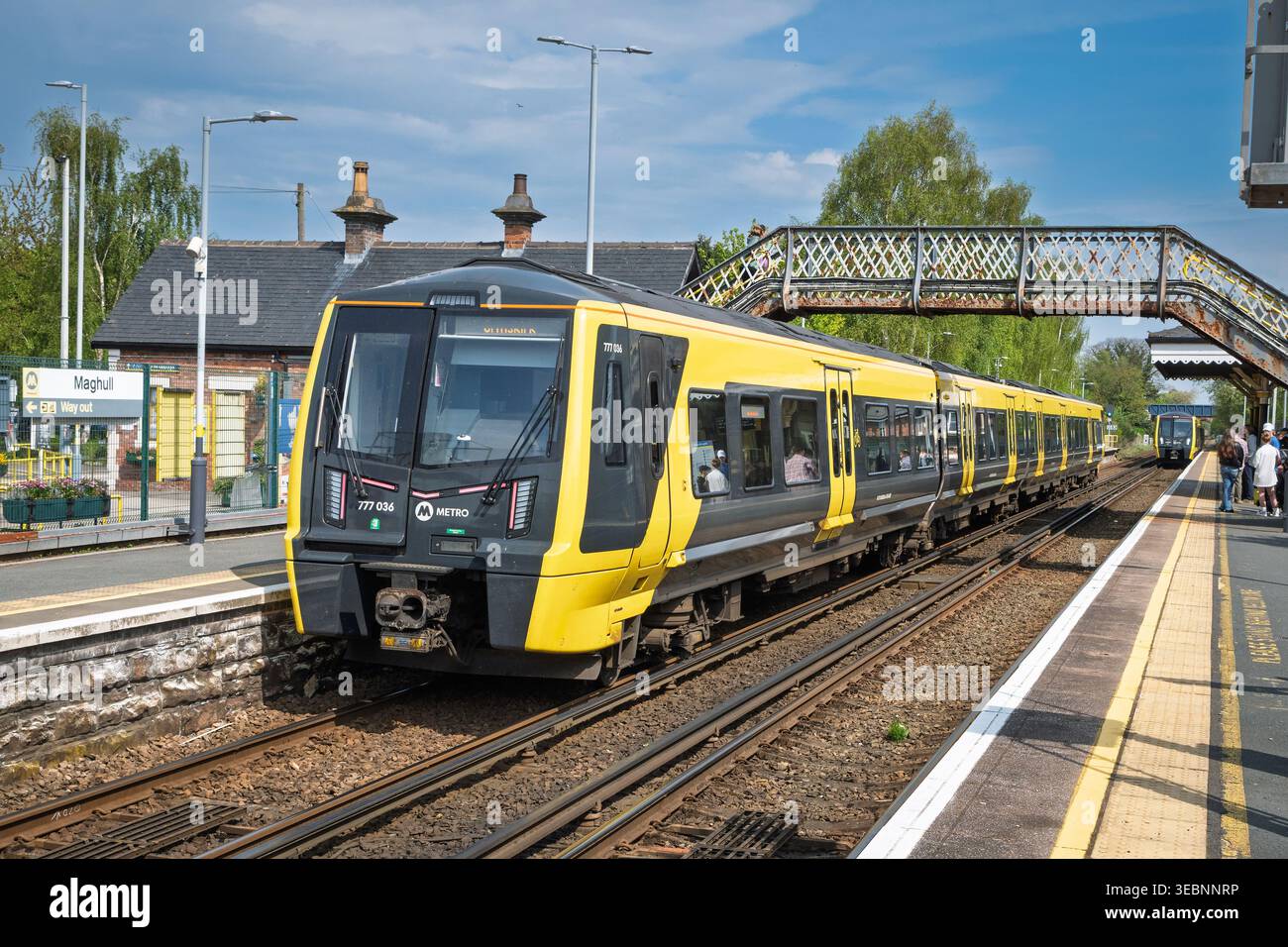 LA METROPOLITANA British Rail Class 777 è una classe di treni elettrici per passeggeri a più unità presso la stazione di Maghull sulla rete Merseyrail. Foto Stock