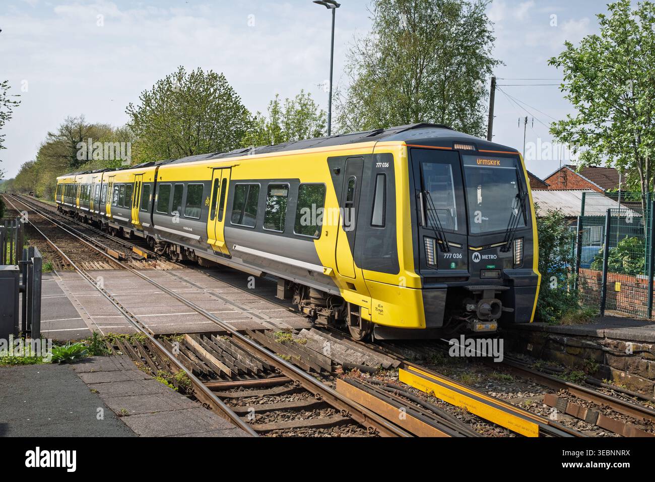 LA METROPOLITANA British Rail Class 777 è una classe di treni elettrici per passeggeri a più unità presso la stazione di Maghull sulla rete Merseyrail. Foto Stock
