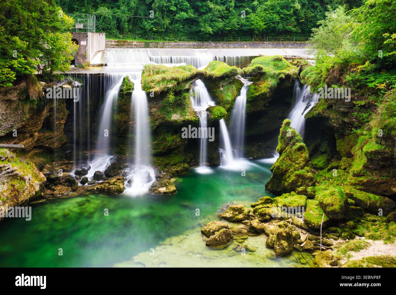 Cascate verdi da una diga chiamata Traunfall in Austria Foto Stock