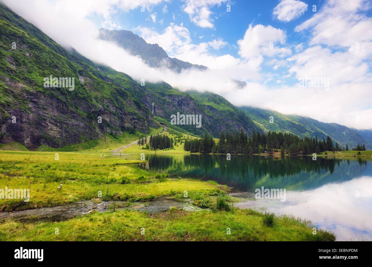 Splendido paesaggio lacustre estivo con montagne nelle Alpi Autria. Un posto meraviglioso per le escursioni. Lago alpino con alte montagne. Pini. Hohe Tauern vicino Foto Stock