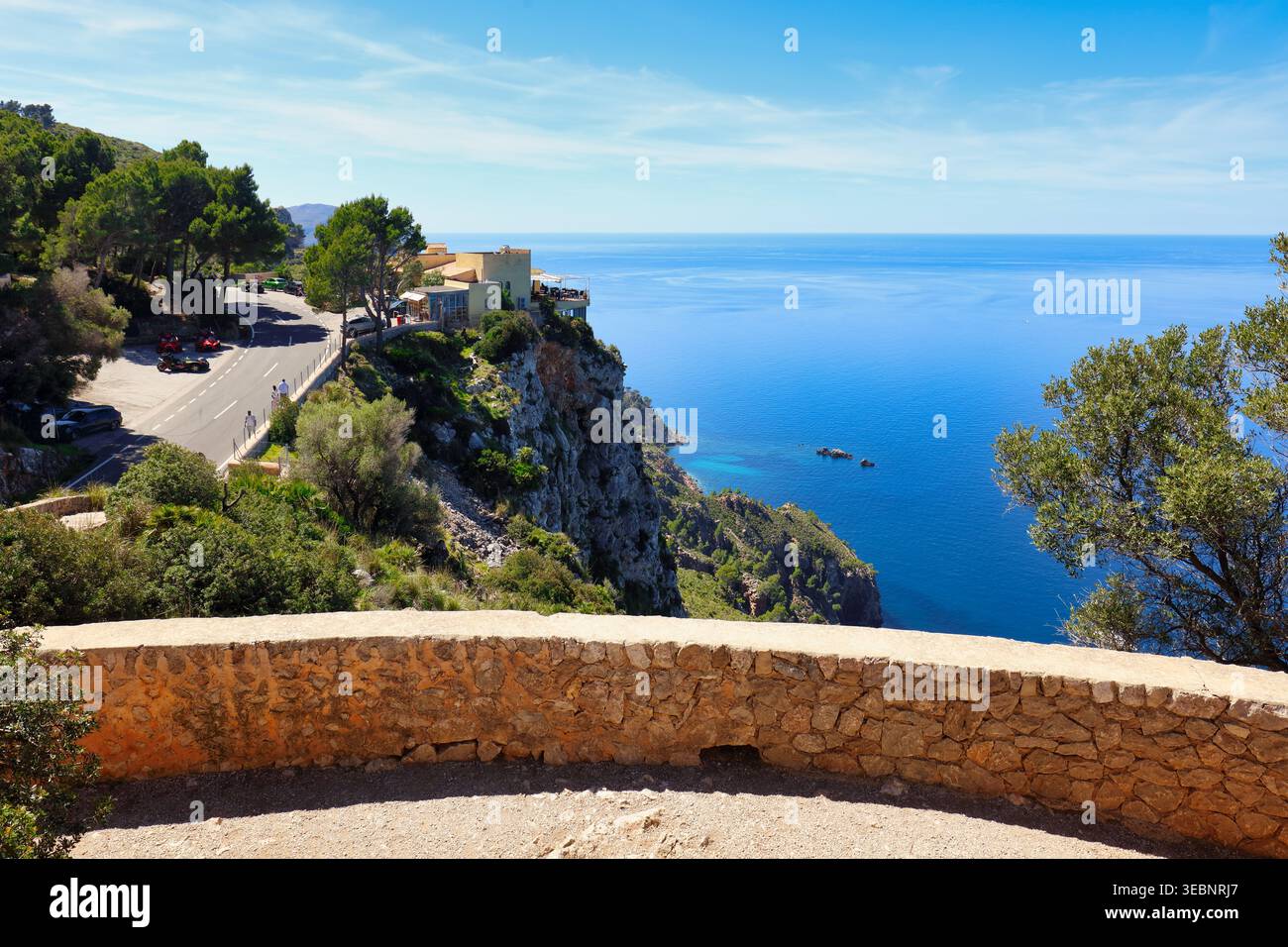 Scogliere costiere con paesaggio terrazzato e vista sul Mar Mediterraneo a Torre del Verger Maiorca Foto Stock
