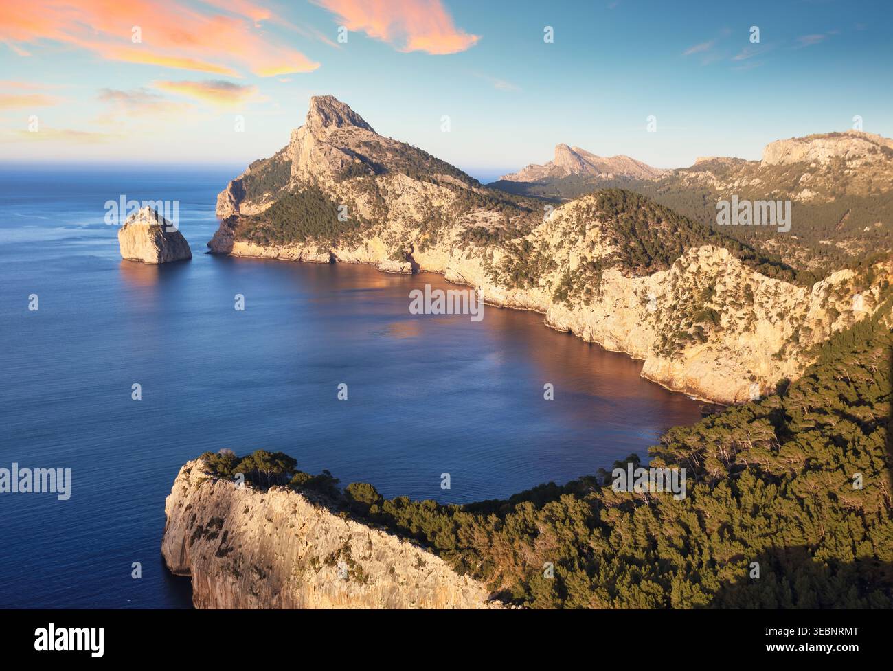 Es Colomer Viewpoint, Penisola di Formentor, Baia di Pollensa, Comarca Sierra de Tramuntana, Mar Mediterraneo, Maiorca, Isole Baleari, Spagna, Europa Foto Stock