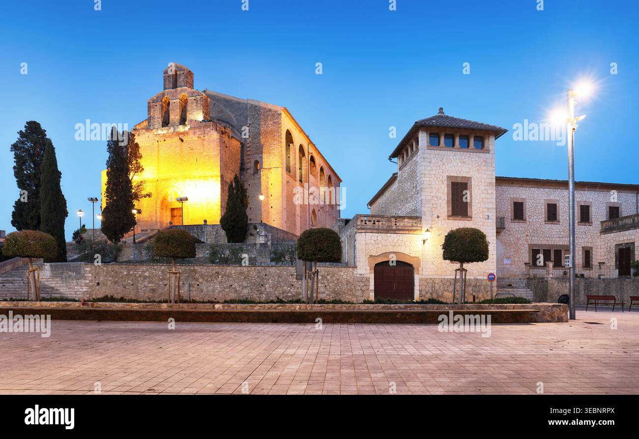 Chiesa parrocchiale di Sant Llorenc e piazza principale di Selva di notte, Maiorca, Spagna Foto Stock