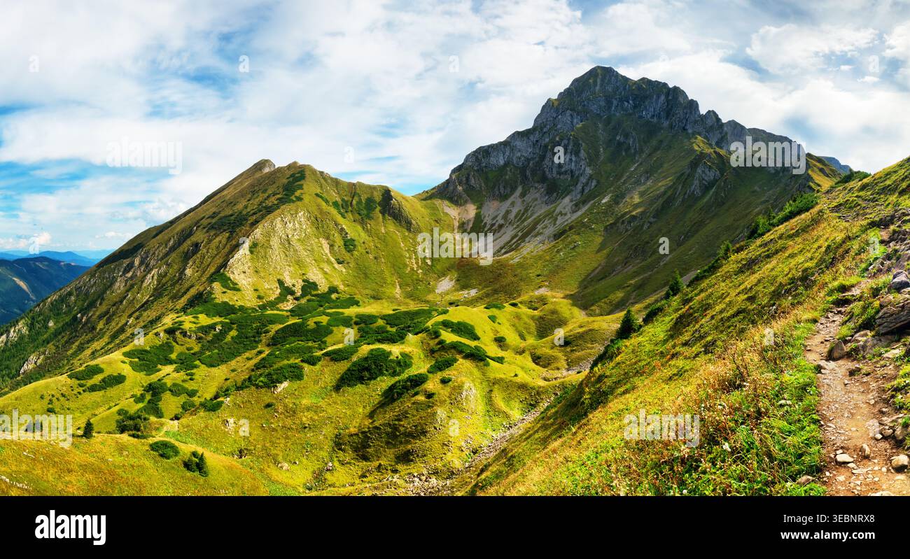 Estate a Eisenerzer Alpen in Austria Stiria, panorama montano a Reichensteinhutte Foto Stock