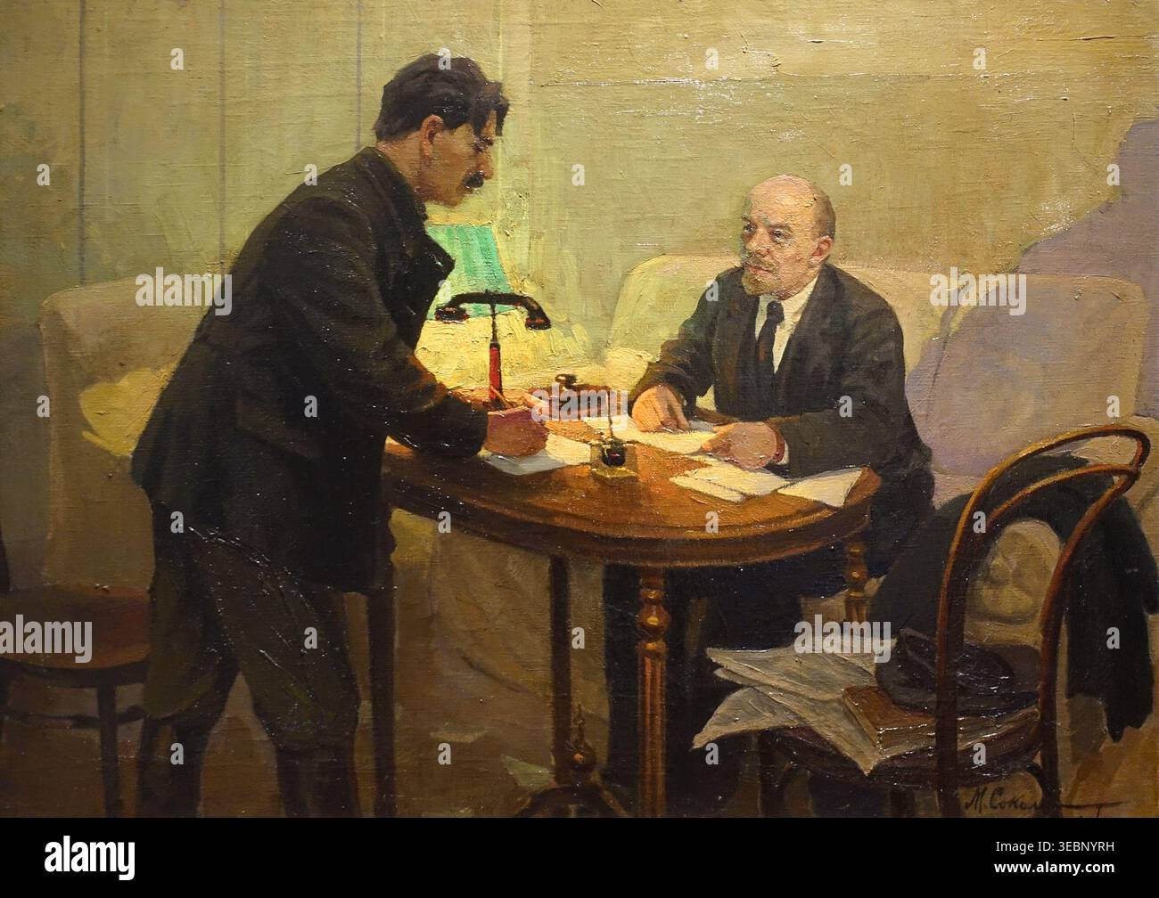 Vladimir Ilyich Lenin e Joseph Vissarionovich Stalin firmano la dichiarazione dei diritti dei popoli della Russia, Michail Georgievich Sokolov (1875-1953), Mosca, 1942, olio su tela, Museo storico di Stato. Foto Stock
