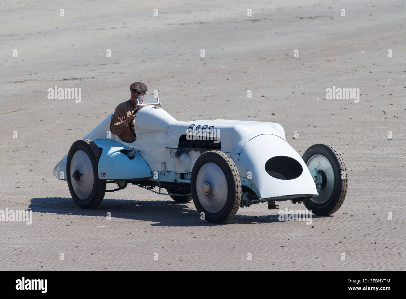 Pendine, Carmarthenshire, Galles, Regno Unito. 27 aprile 2026. La leggendaria auto da record di velocità terrestre Babs torna a celebrare il centenario del record mondiale di velocità terrestre di J.G. Parry-Thomas, stabilito su Pendine Sands nel 1926. Geraint Owen, autista e figlio di Owen Wyn Owen, che ha restaurato l'auto, guida Babs su Pendine Sands. Crediti: Gruffydd Ll. Thomas/Alamy crediti: Gruffydd Thomas/Alamy Live News Foto Stock