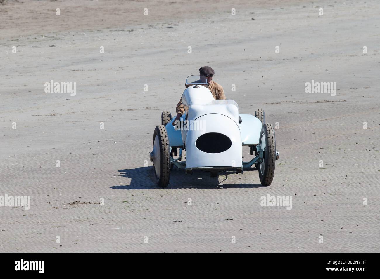 Pendine, Carmarthenshire, Galles, Regno Unito. 27 aprile 2026. La leggendaria auto da record di velocità terrestre Babs torna a celebrare il centenario del record mondiale di velocità terrestre di J.G. Parry-Thomas, stabilito su Pendine Sands nel 1926. Geraint Owen, autista e figlio di Owen Wyn Owen, che ha restaurato l'auto, guida Babs su Pendine Sands. Crediti: Gruffydd Ll. Thomas/Alamy crediti: Gruffydd Thomas/Alamy Live News Foto Stock