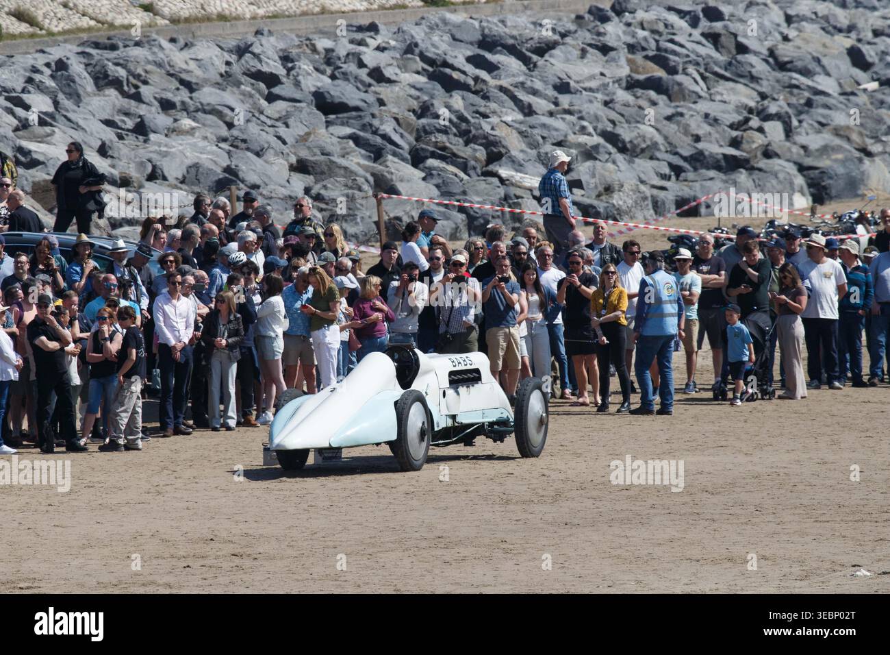 Pendine, Carmarthenshire, Galles, Regno Unito. 27 aprile 2026. La leggendaria auto da record di velocità terrestre Babs torna a celebrare il centenario del record mondiale di velocità terrestre di J.G. Parry-Thomas, stabilito su Pendine Sands nel 1926. Geraint Owen, autista e figlio di Owen Wyn Owen, che ha restaurato l'auto, guida Babs su Pendine Sands. Crediti: Gruffydd Ll. Thomas/Alamy crediti: Gruffydd Thomas/Alamy Live News Foto Stock
