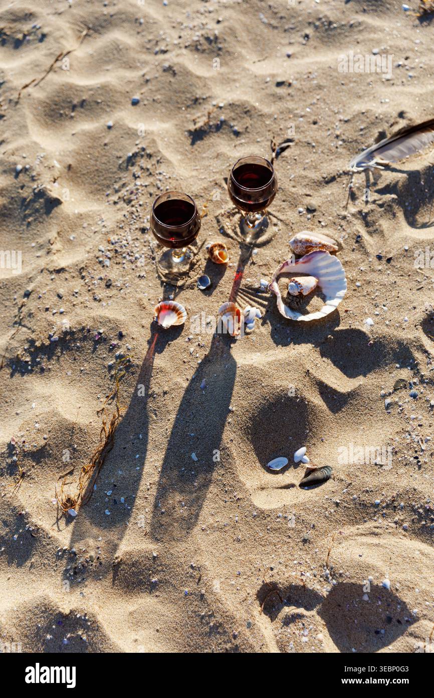 L'Overhead Beach Flat è decorato con bicchieri da vino e tessuti Seashells Foto Stock