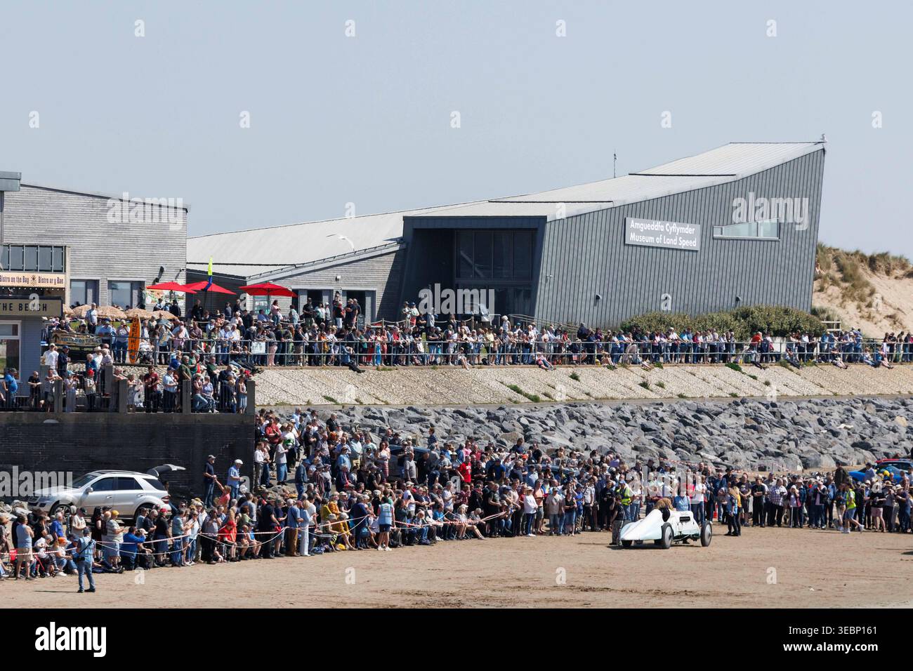 Pendine, Carmarthenshire, Galles, Regno Unito. 27 aprile 2026. La leggendaria auto da record di velocità terrestre Babs torna a celebrare il centenario del record mondiale di velocità terrestre di J.G. Parry-Thomas, stabilito su Pendine Sands nel 1926. Geraint Owen, autista e figlio di Owen Wyn Owen, che ha restaurato l'auto, guida Babs su Pendine Sands. Crediti: Gruffydd Ll. Thomas/Alamy crediti: Gruffydd Thomas/Alamy Live News Foto Stock