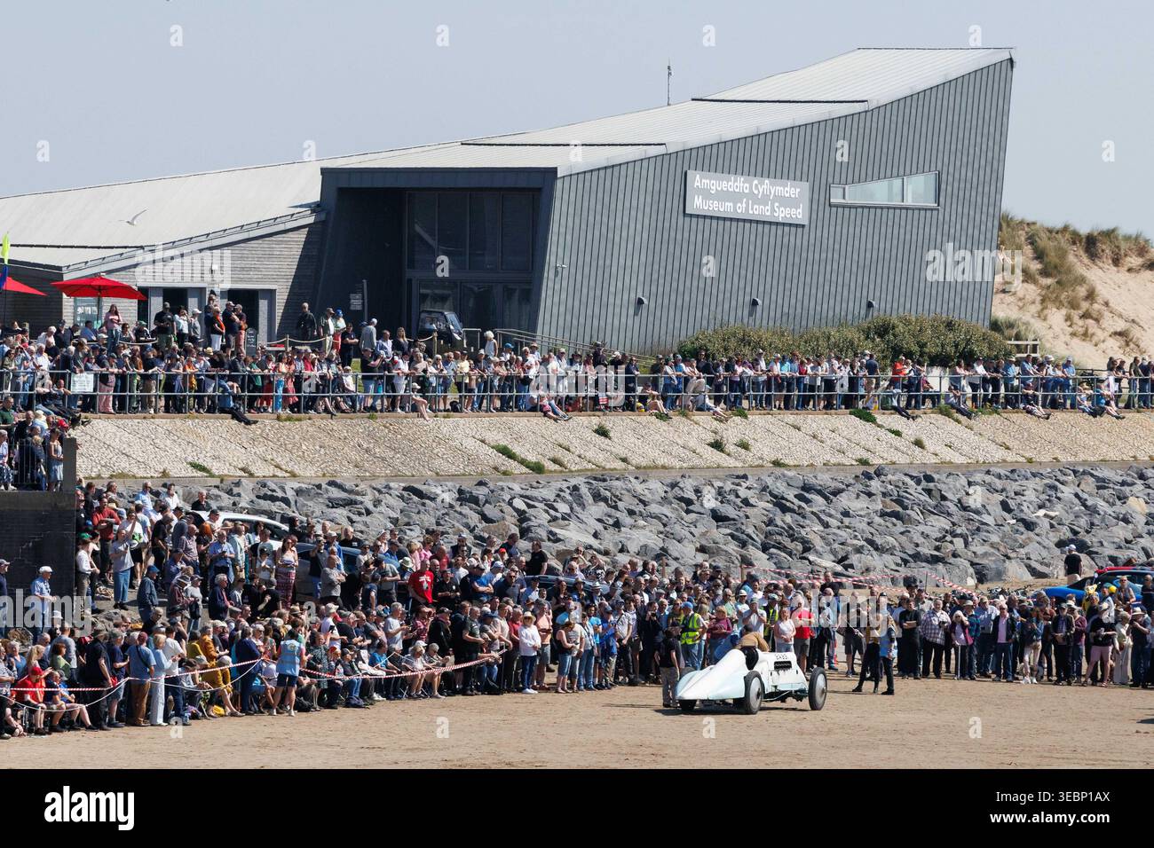 Pendine, Carmarthenshire, Galles, Regno Unito. 27 aprile 2026. La leggendaria auto da record di velocità terrestre Babs torna a celebrare il centenario del record mondiale di velocità terrestre di J.G. Parry-Thomas, stabilito su Pendine Sands nel 1926. Geraint Owen, autista e figlio di Owen Wyn Owen, che ha restaurato l'auto, guida Babs su Pendine Sands. Crediti: Gruffydd Ll. Thomas/Alamy crediti: Gruffydd Thomas/Alamy Live News Foto Stock