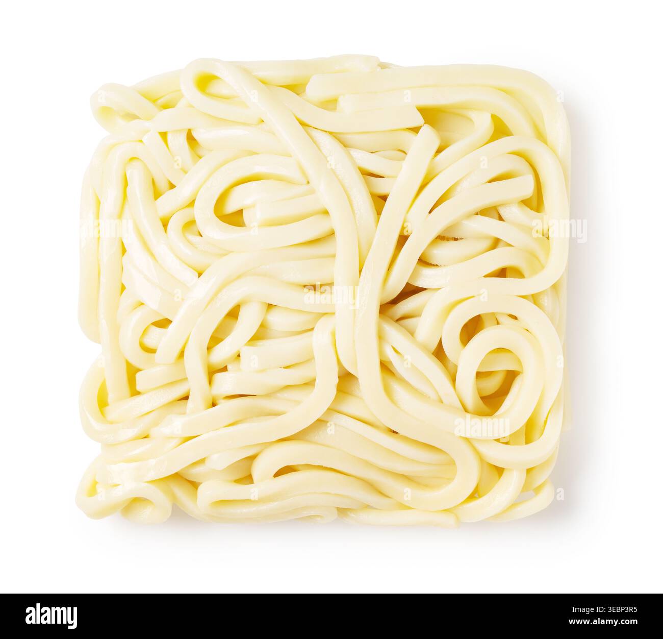 Vista dall'alto di un blocco quadrato di spaghetti udon precotti isolati su sfondo bianco Foto Stock