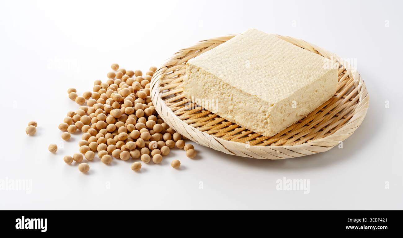 Blocco fresco di tofu giapponese momen (cagliata di fagioli) pronto per la cottura Foto Stock