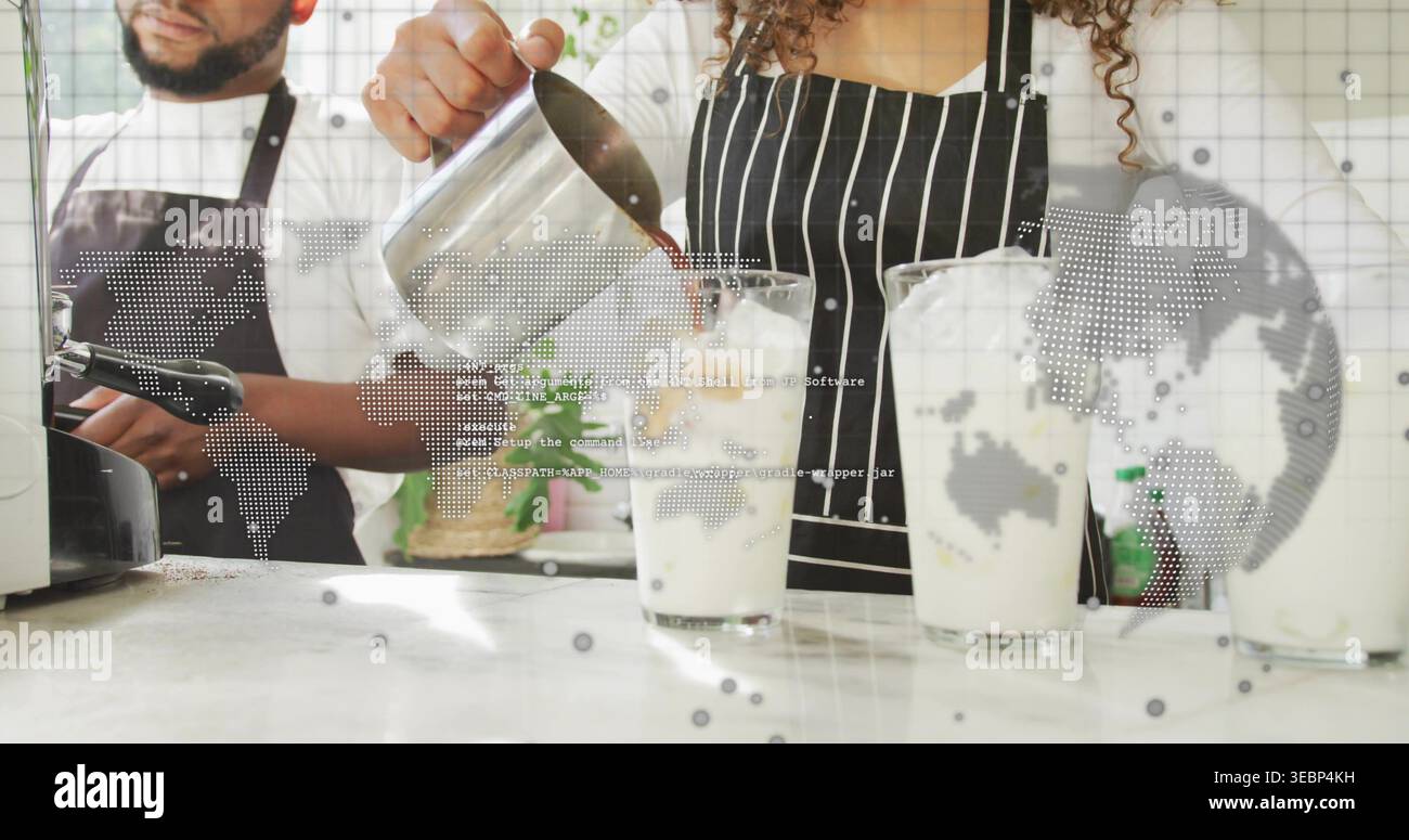 Versare il barista in grembiule a righe per preparare l'espresso ghiacciato al bancone, con caraffa e bicchieri Foto Stock