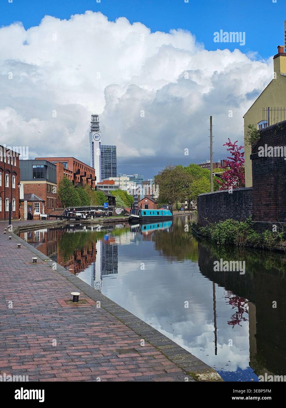 Canale di Birmingham presso Cambrian Wharf con la BT Tower in lontananza - Immagine stock catturata con smartphone