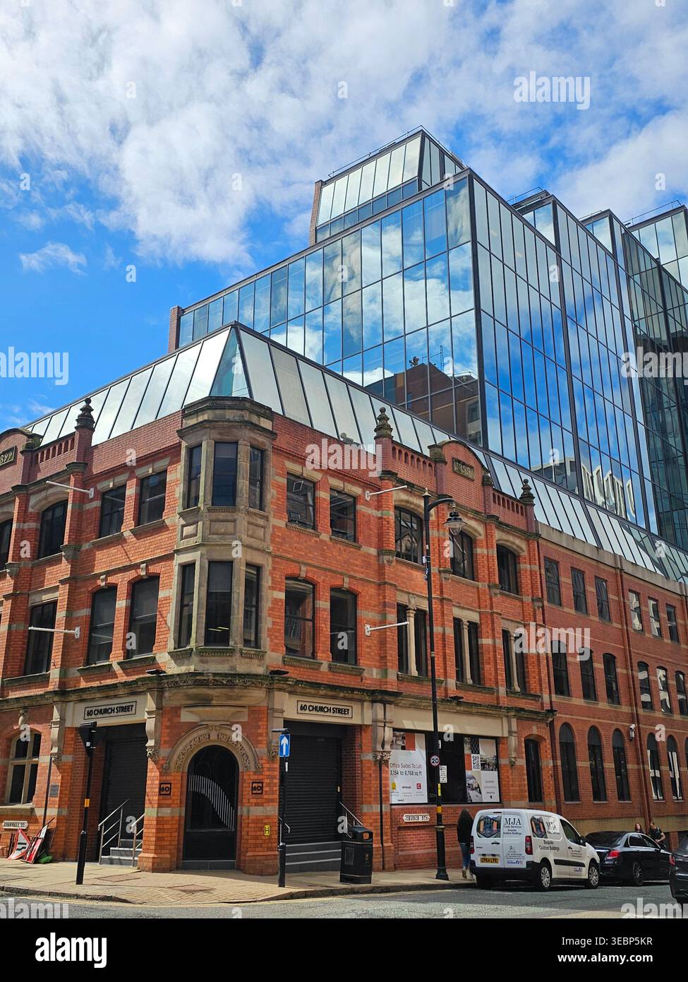 60 Church Street. Birmingham mescola architettura storica con edifici moderni - Immagine stock catturata con smartphone