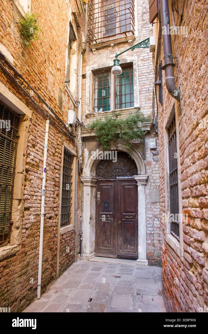 Strada stretta a Venezia - splendida architettura antica a Venezia, Italia Foto Stock