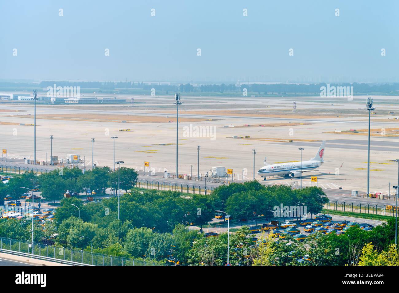 PECHINO, CINA - 27 maggio 2025: Infrastruttura di trasporto presso l'aeroporto PKX che mostra strade sopraelevate automobili camion e piste in background Foto Stock