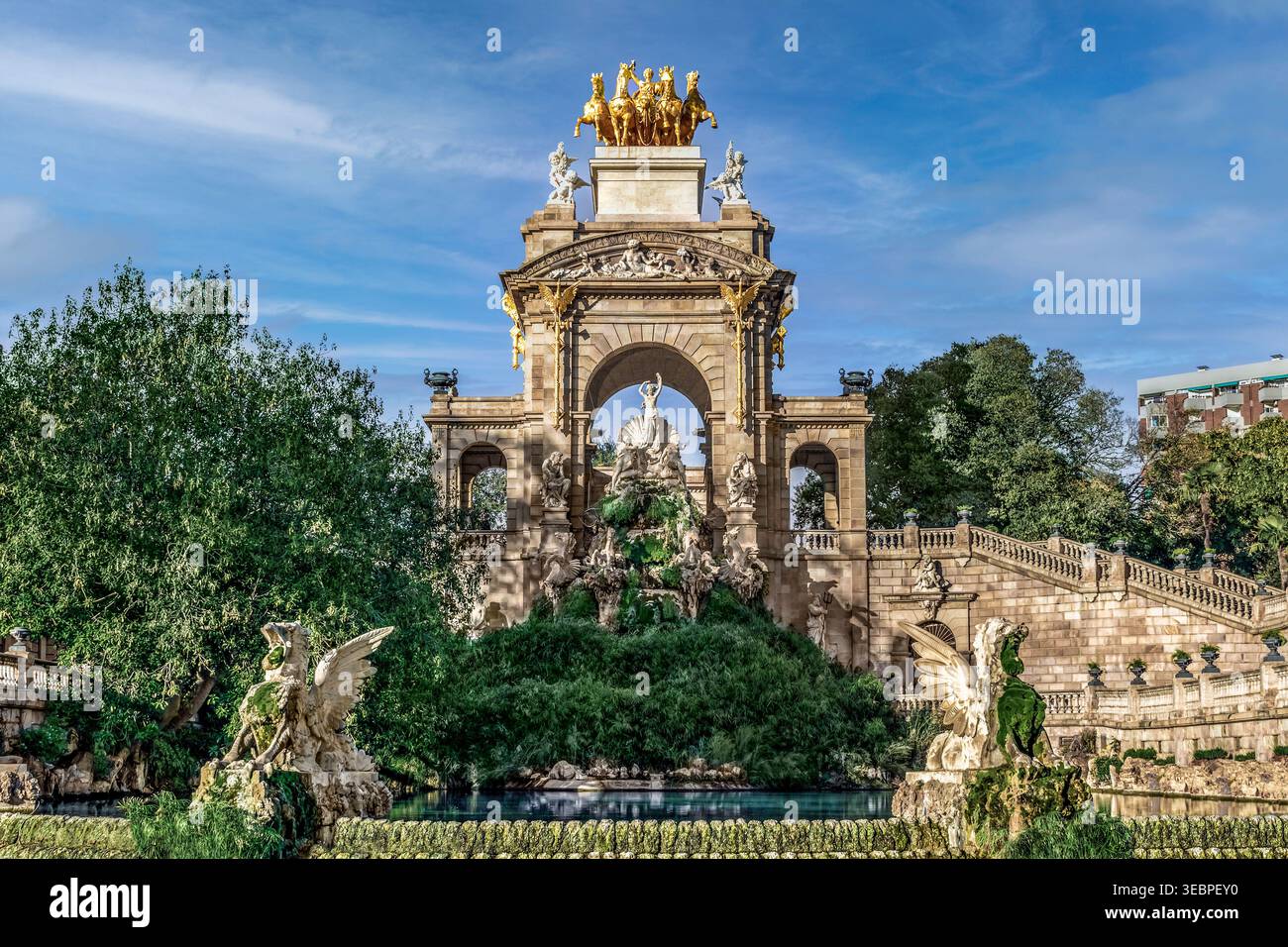 Arco con sculture antiche nella fontana Cascada nel Parco della Cittadella di Barcellona, Spagna. Famoso punto di riferimento spagnolo di Josep Fontsere Foto Stock