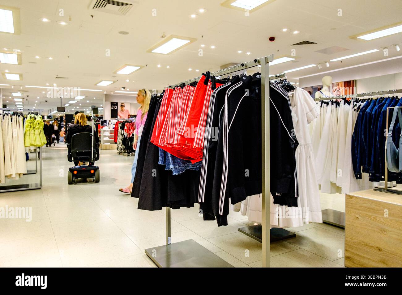 Londra Regno Unito, 25 aprile 2026, esposizione di abbigliamento alla moda per l'estate delle donne Foto Stock