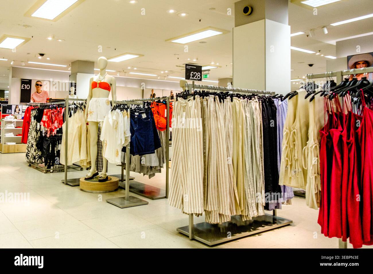 Londra Regno Unito, 25 aprile 2026, esposizione di abbigliamento alla moda per l'estate delle donne Foto Stock