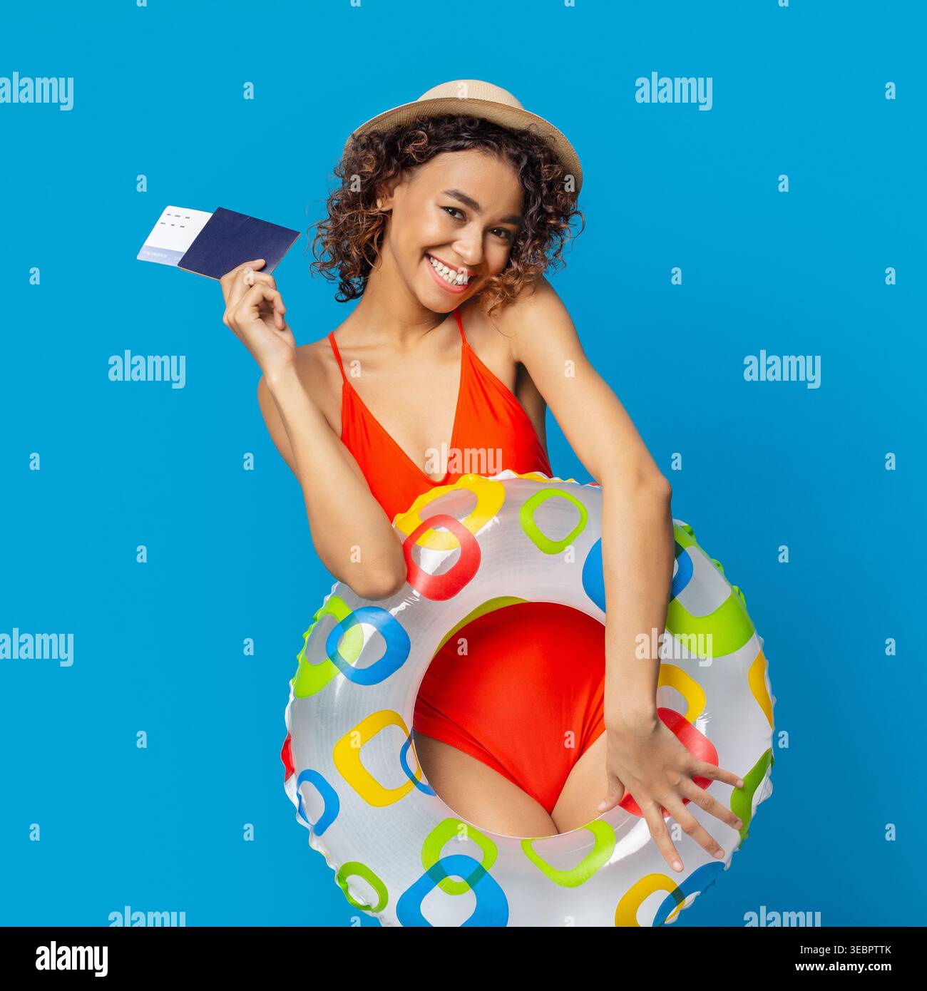 Giovane donna in costume da bagno con passaporto e godendo delle vacanze estive in piscina Foto Stock