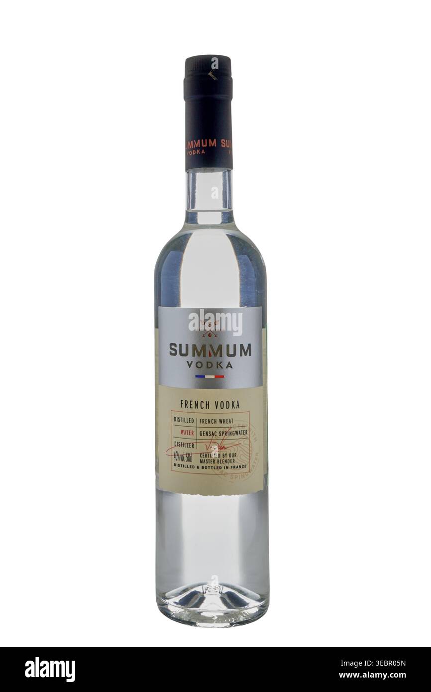 Mosca, Russia - 16 marzo 2026. Bottiglia trasparente di vodka con etichetta elegante e dettaglio del tappo per la presentazione Premium Spirit Foto Stock