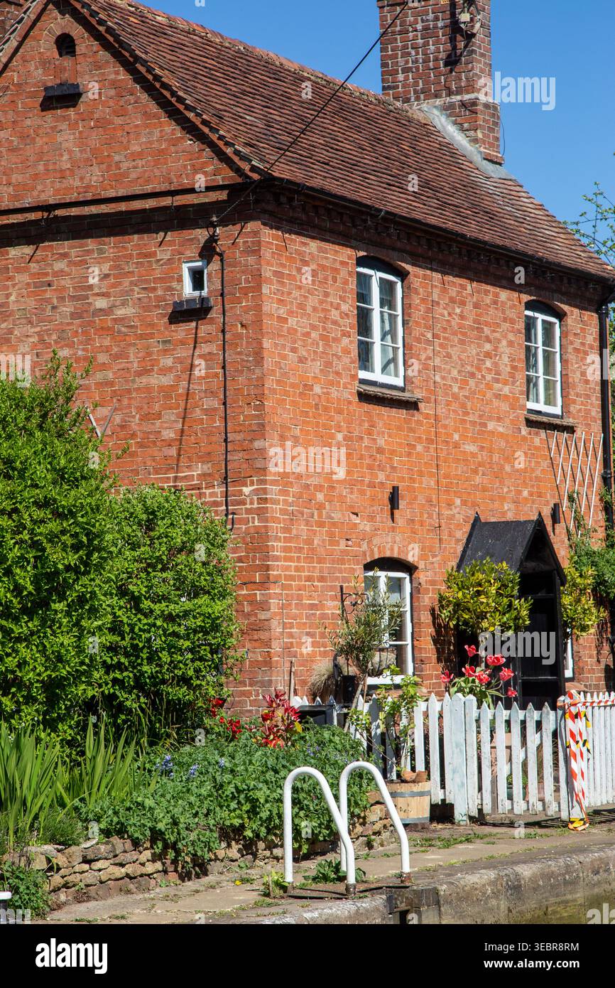 Cottage chiuso con la piccola finestra panoramica sul canale di Oxford, nel villaggio di Cropredy, Oxfordshire Foto Stock