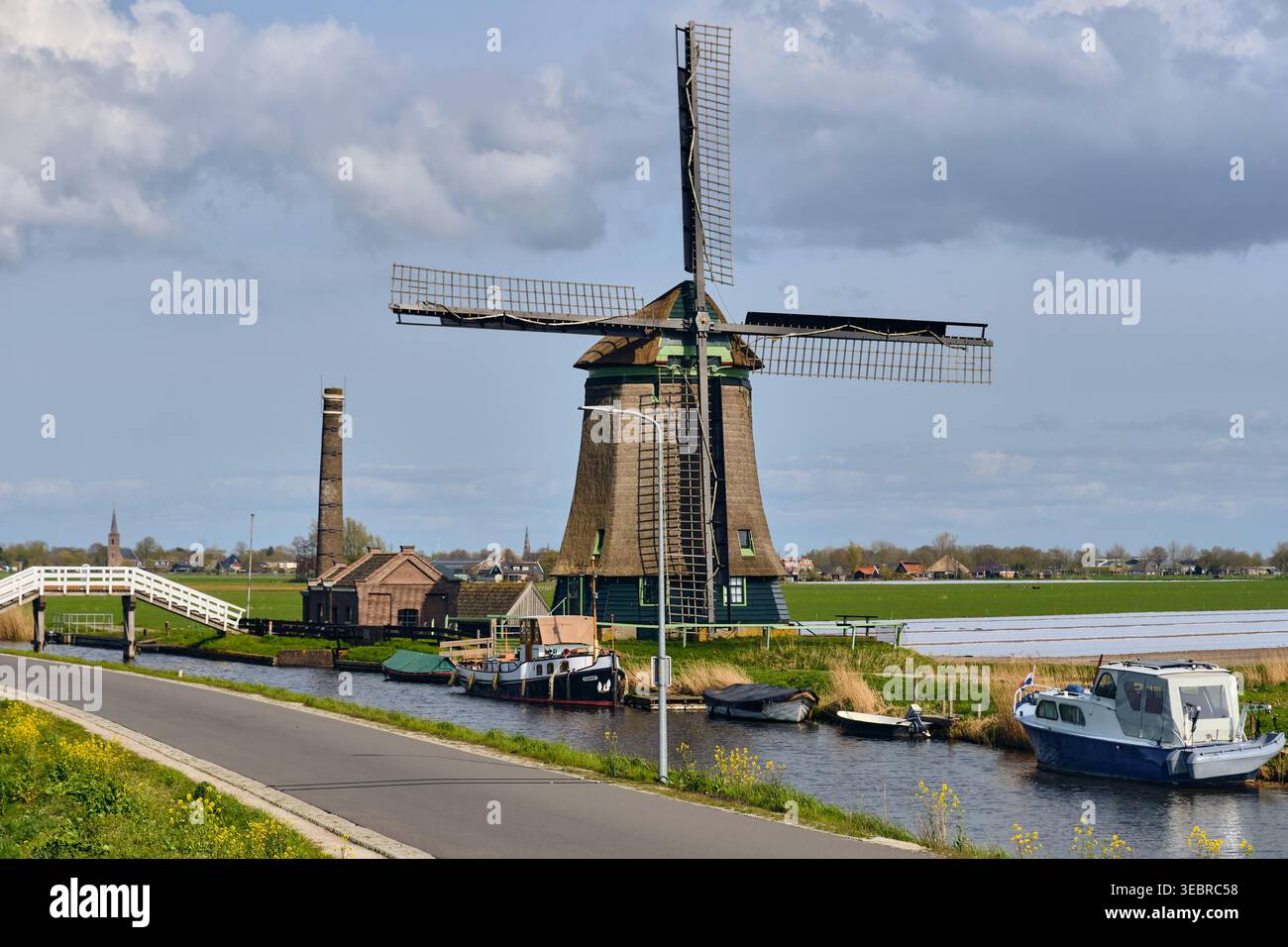 SPANBROEK, PAESI BASSI - 12 aprile 2026: Patrimonio olandese e pittoresco paesaggio rurale olandese, con un tradizionale mulino a vento con t Foto Stock