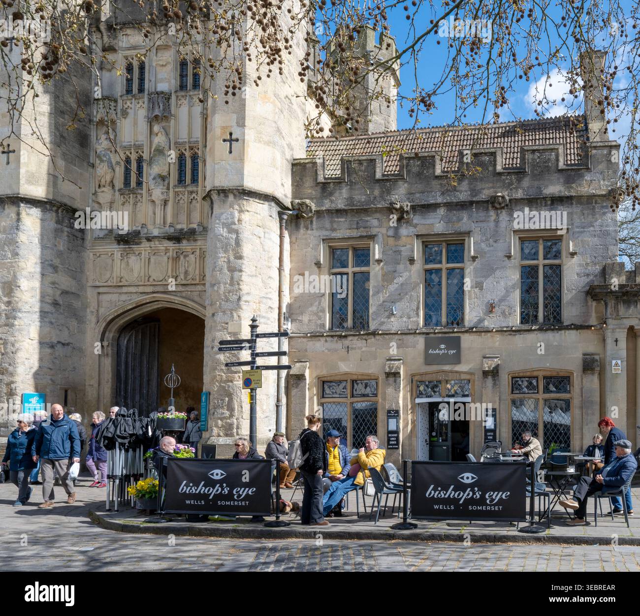 Il storico cancello di Bishop's Eye e il ristorante adiacente, Market Place, Wells, Somerset, Inghilterra, Regno Unito Foto Stock