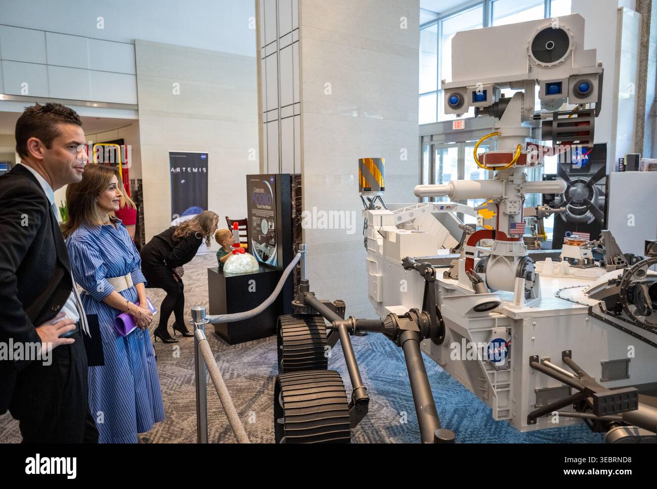 L'amministratore della NASA Jared Isaacman mostra all'Ambasciatrice della Giordania negli Stati Uniti Dina Kawar un modello del Rover Mars 2020 Perseverance prima di una A. Foto Stock