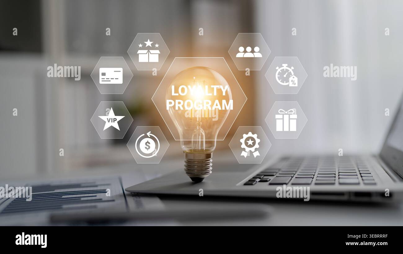 Innovativo concetto di programma fedeltà con una lampadina luminosa su un notebook, che simboleggia idee brillanti nella strategia aziendale e nell'impegno dei clienti Foto Stock