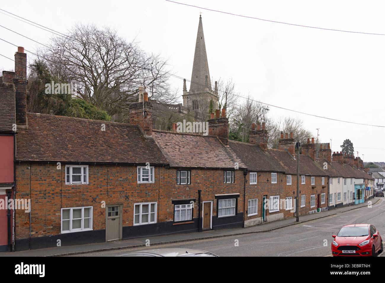 Houses, Nelson Street, St Peter and St Paul Church, Buckingham, Inghilterra, Gran Bretagna Foto Stock