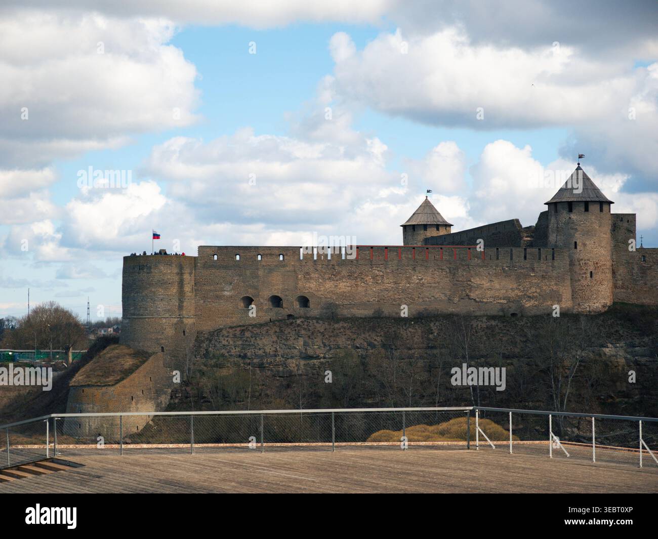 La fortezza di Ivangorod vista da Narva attraverso il fiume di confine, con bandiera russa che sventola, sgorga in Estonia Foto Stock