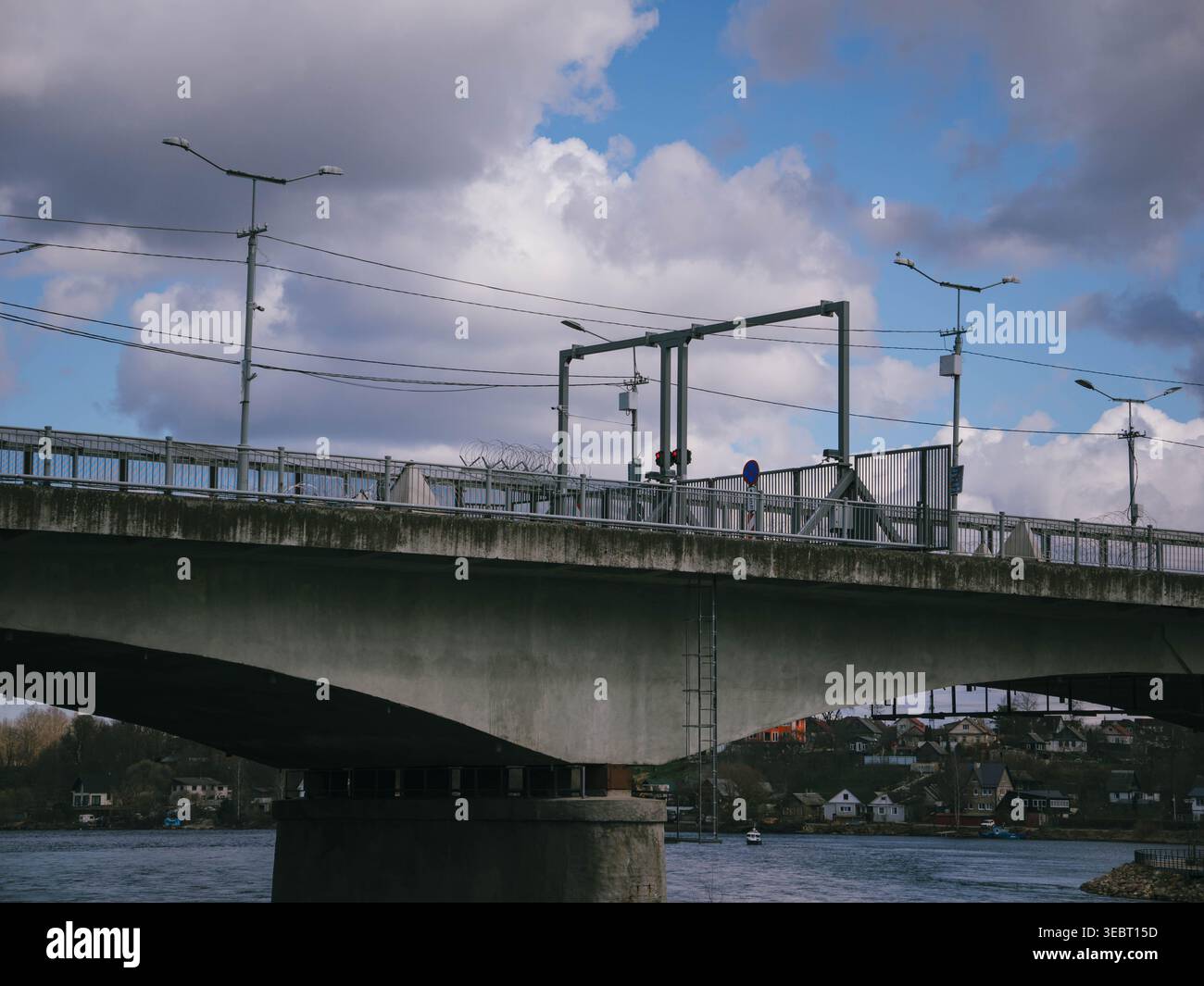 Friendship Bridge che attraversa il fiume Narva tra Estonia e Russia sotto le spettacolari nuvole primaverili, Narva Foto Stock