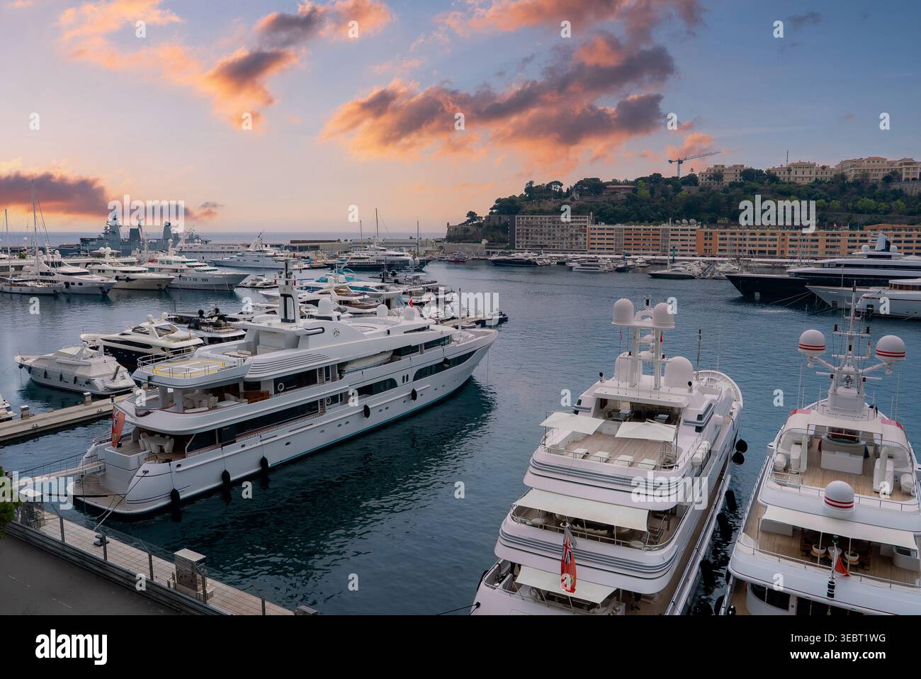 Porto turistico di Port Hercule con superyacht e appartamenti in collina, Monaco Foto Stock