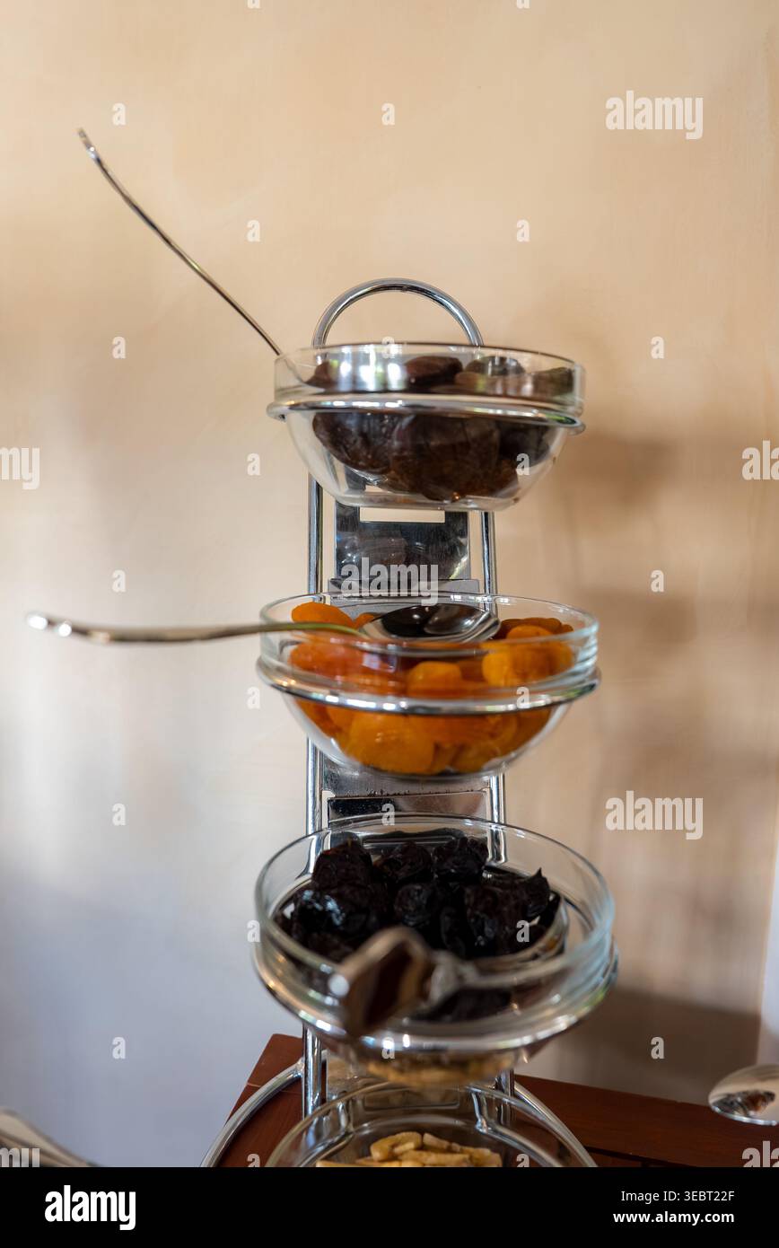 Piedistallo in vetro e metallo con frutta secca ad Antibes, Francia Foto Stock